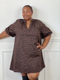 Robe léopard grande taille en coton avec col V féminin.