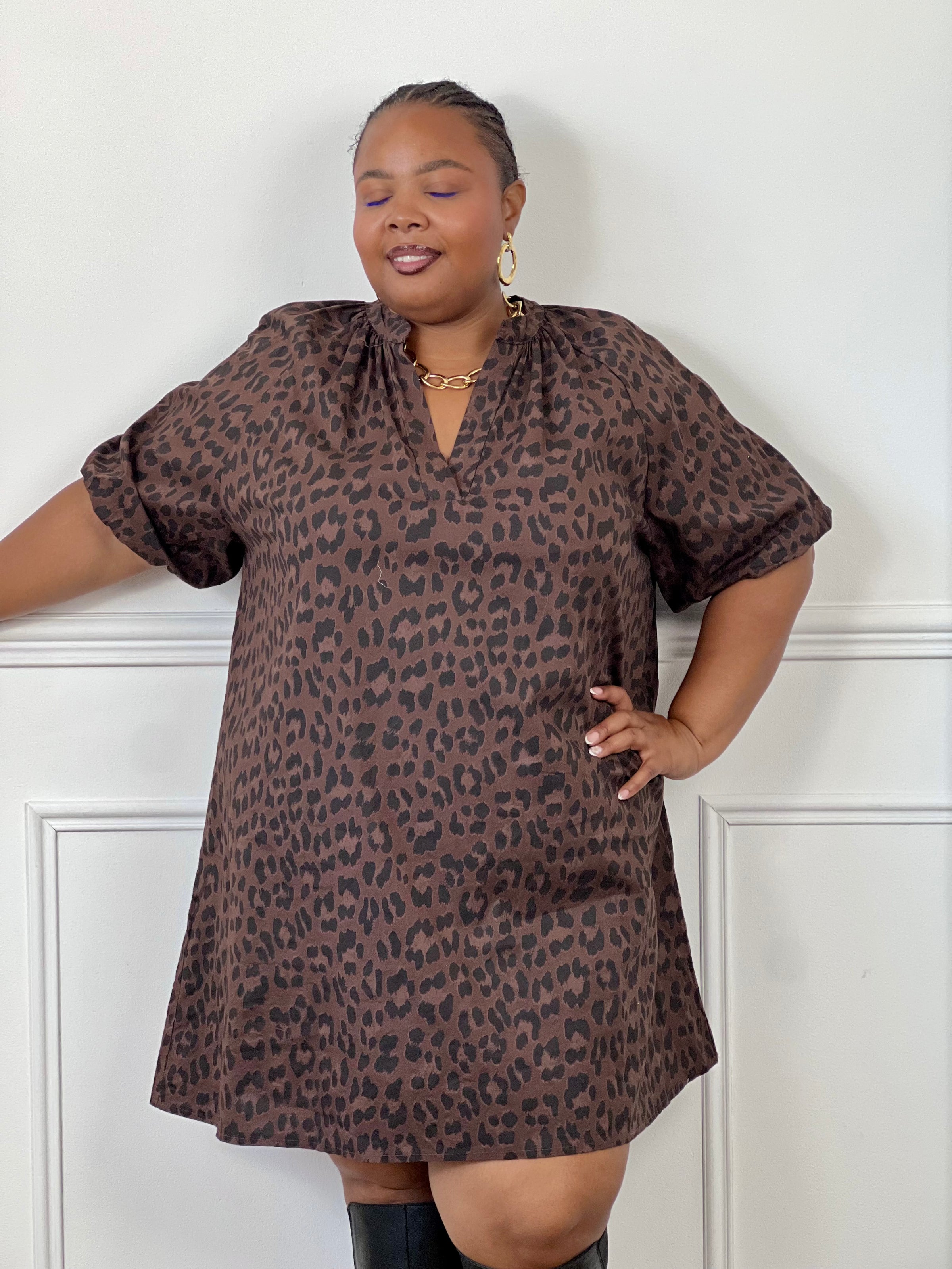 Robe léopard grande taille en coton avec col V féminin.