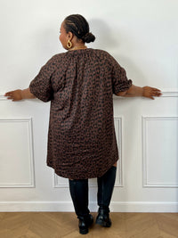 Robe ample à manches courtes bouffantes et élastiquées.