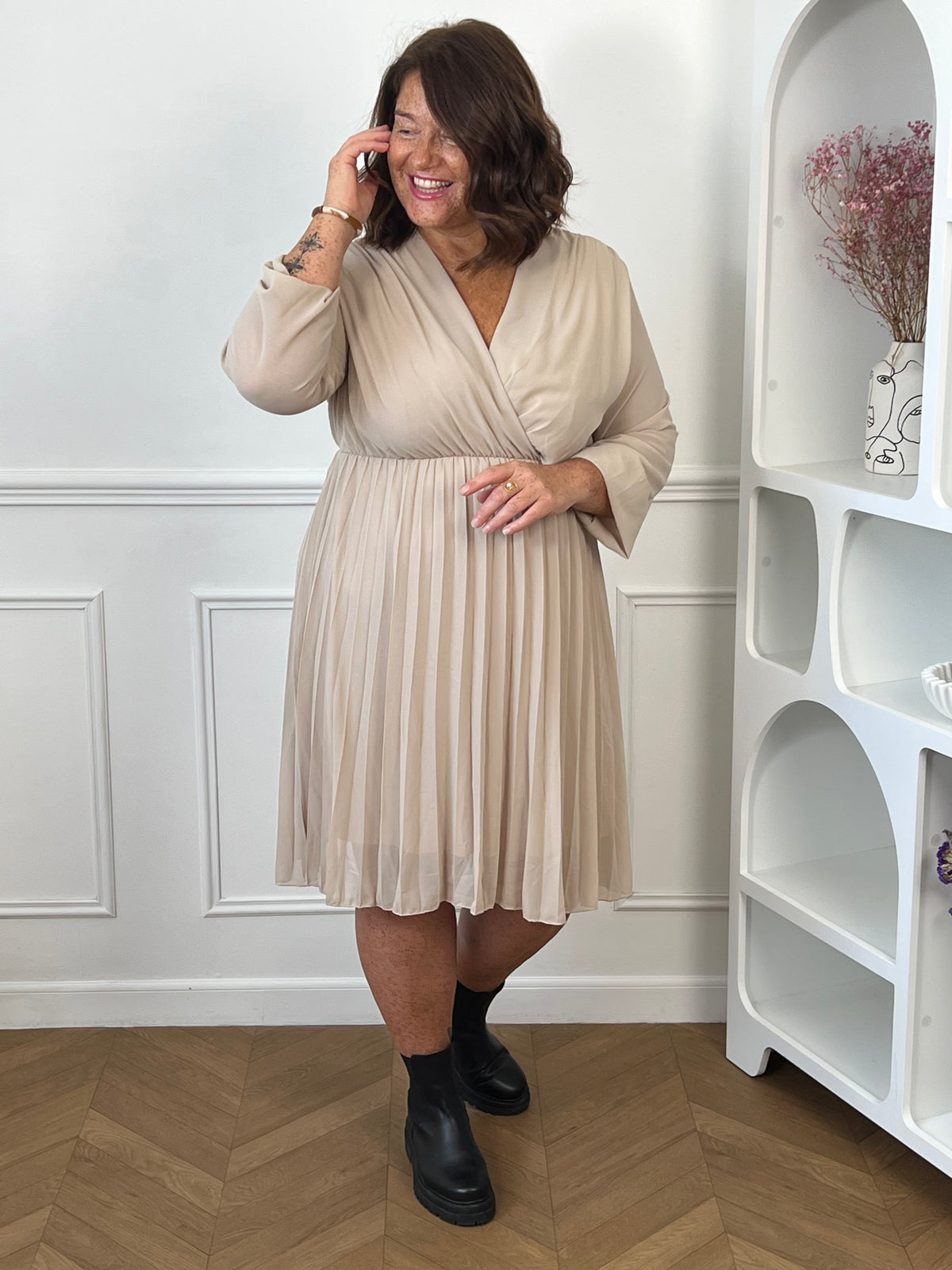 Femme grande taille portant la robe beige plissée Ophelie – Coupe ample taille unique 44/50 | Loïcia