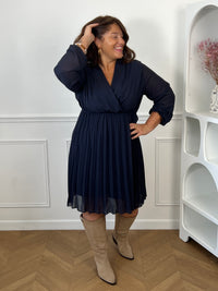 Dos de la robe courte bleu marine grande taille Ophelie – Col cache-cœur et effet plissé | Loïcia