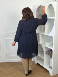Détail effet plissé de la robe bleu marine grande taille Ophelie – Doublée, Made in Italy | Loïcia
