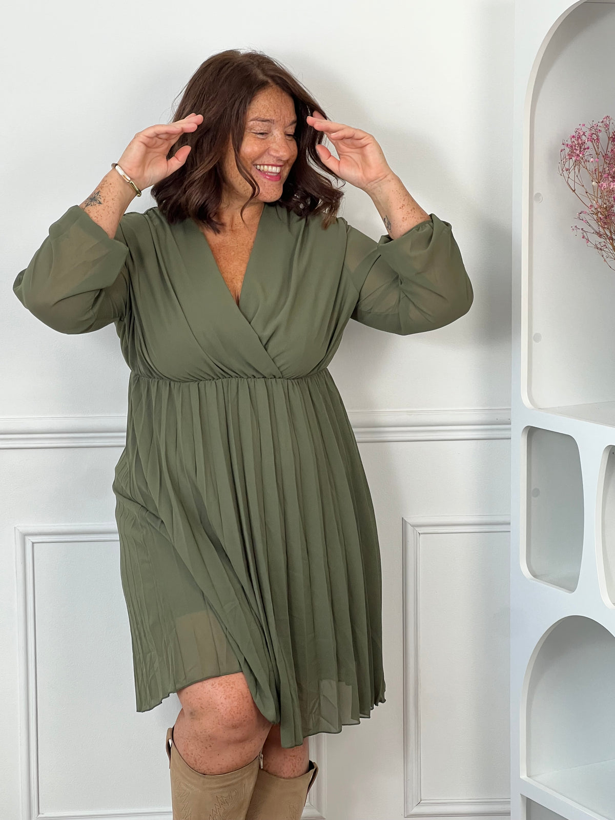 Robe courte plissée kaki grande taille femme – Ophelie | Loïcia