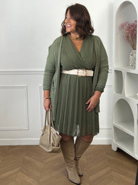 Dos de la robe courte kaki grande taille Ophelie – Col cache-cœur et effet plissé | Loïcia