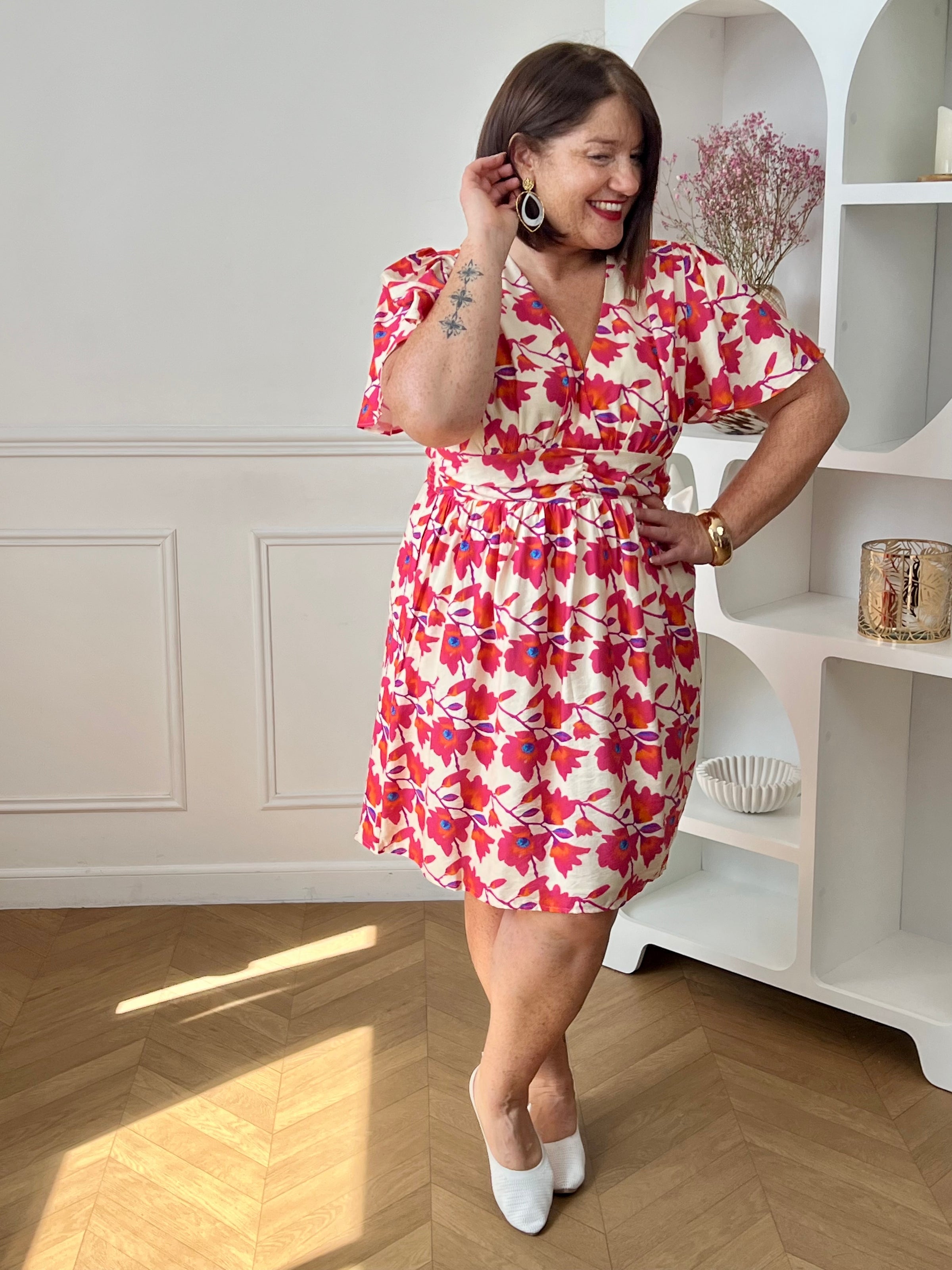 Cette robe courte à motifs séduit et son joli col V qui met subtilement en valeur le décolleté. À la fois fraîche et féminine, elle est idéale pour un look léger et plein de charme. Elle est idéale pour un look féminin avec ses motifs floraux.