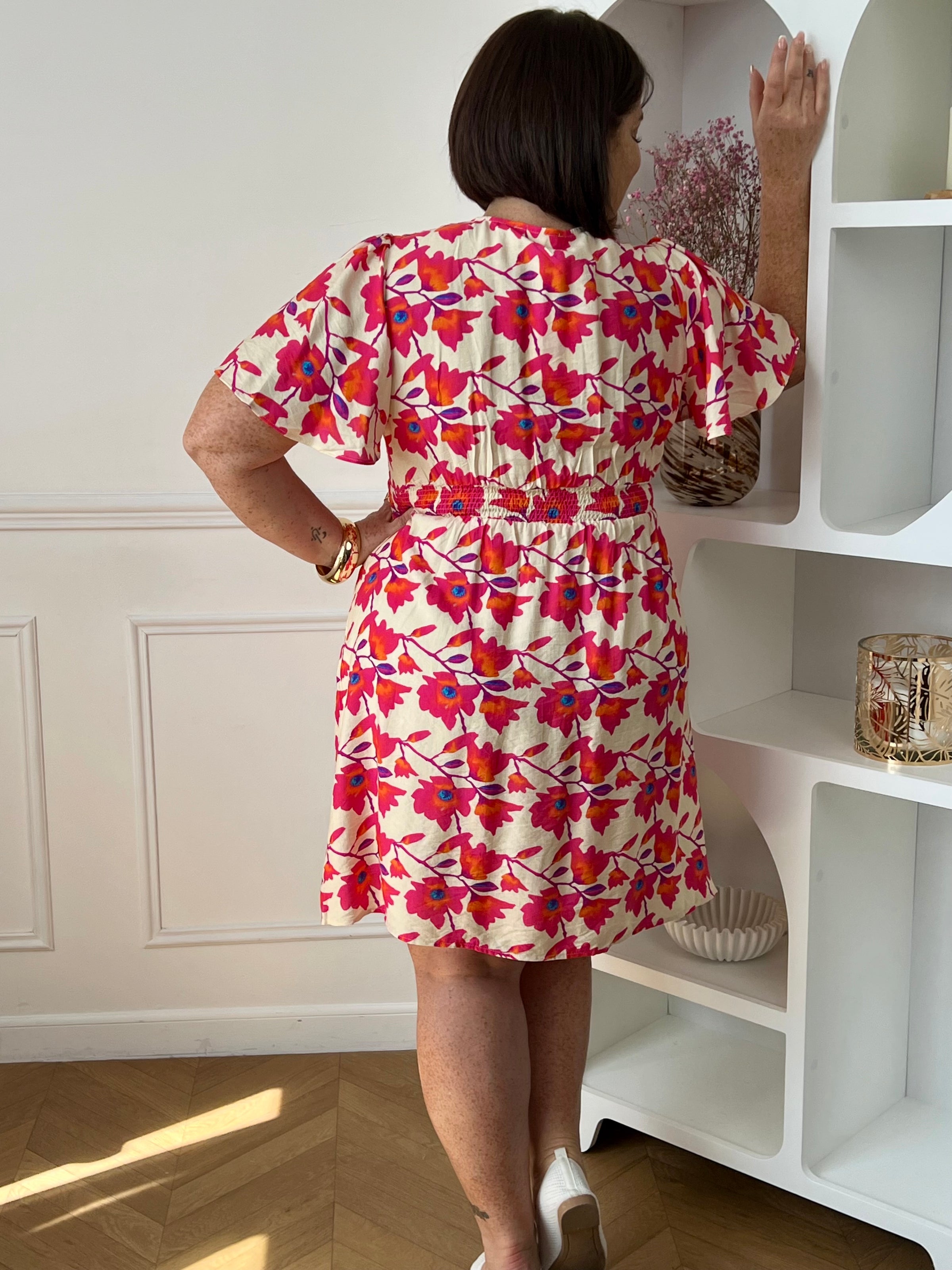 Cette robe courte à motifs séduit et son joli col V qui met subtilement en valeur le décolleté. À la fois fraîche et féminine, elle est idéale pour un look léger et plein de charme. Elle est idéale pour un look féminin avec ses motifs floraux.