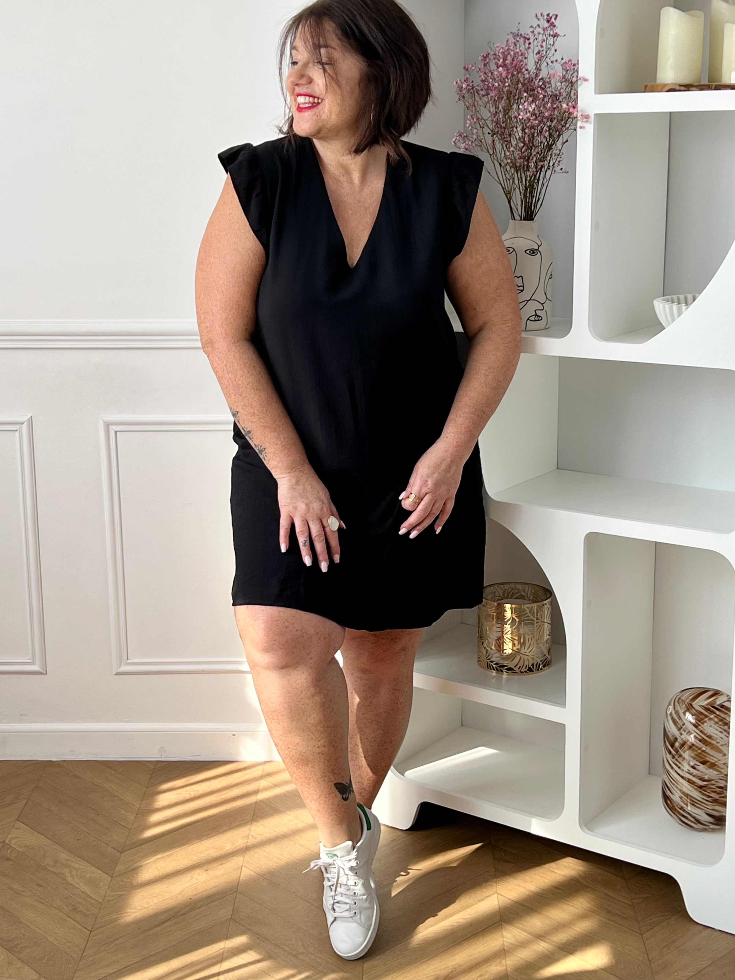 Craquez pour cette robe sans manches grande taille femme, légère et élégante. Dotée d’un col V et de volants aux épaules, elle apporte une touche féminine à votre silhouette. Sa matière offre une opacité confortable, idéale pour un porter en toute sérénité au quotidien.