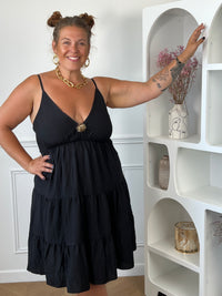 Robe courte noire grande taille Loetitia col V bretelles réglables broche dorée soleil – Loïcia
