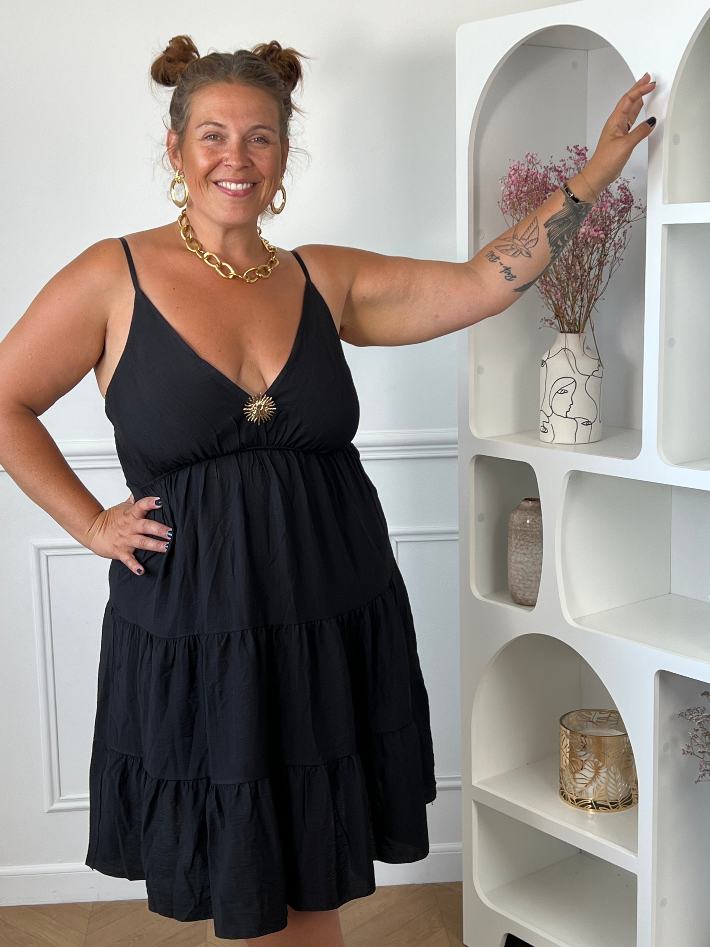 Robe courte noire grande taille Loetitia col V bretelles réglables broche dorée soleil – Loïcia
