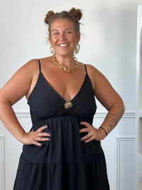 Robe courte noire curve Made in Italy broche soleil dorée vue de face – Loïcia
