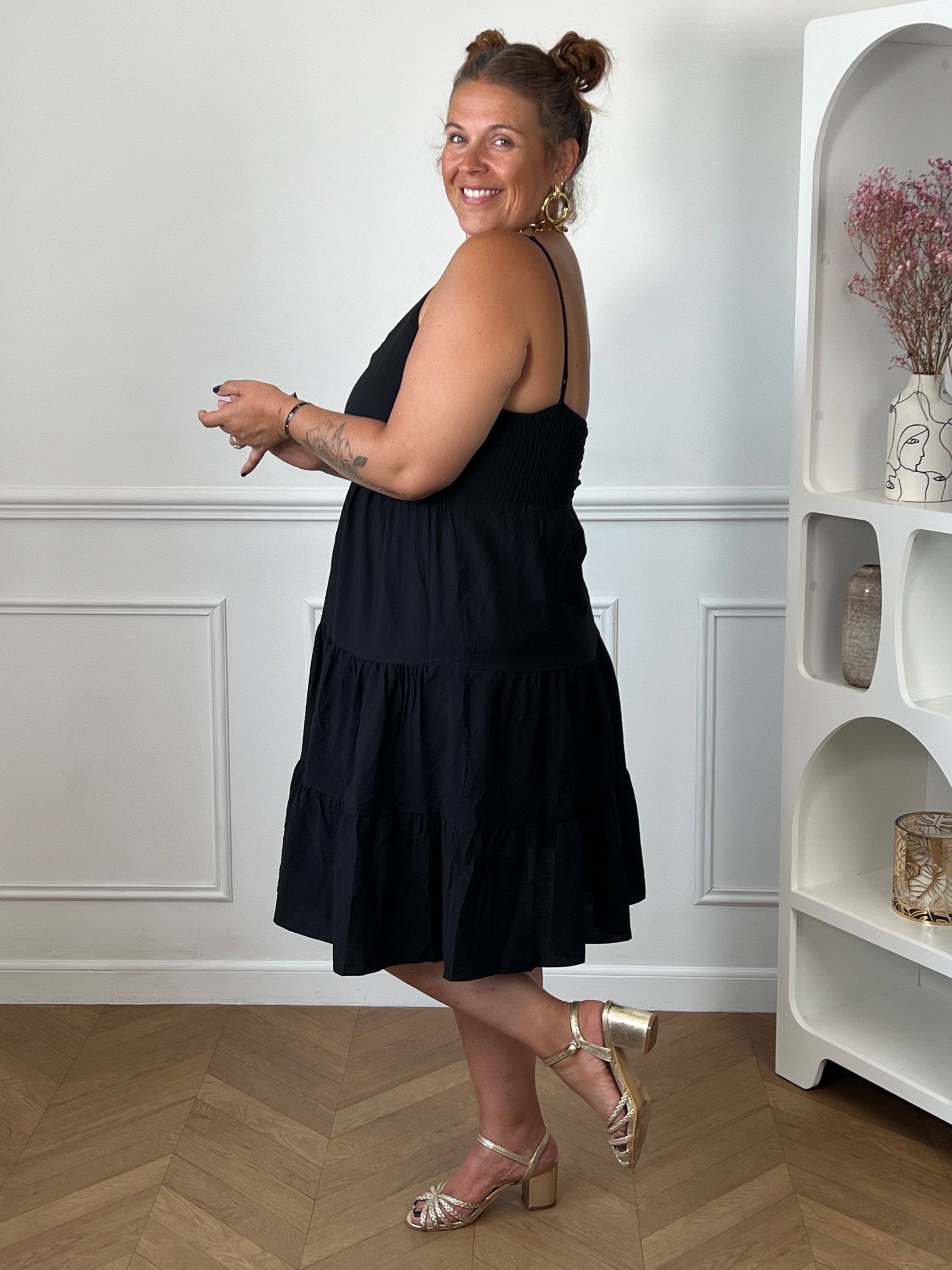 Robe noire grande taille bretelles réglables vue de dos – Loïcia