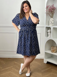 Cette robe courte à pois séduit et son joli col V qui met subtilement en valeur le décolleté. À la fois fraîche et féminine, elle est idéale pour un look léger et plein de charme. Elle est idéale pour un look féminin avec ses motifs floraux.