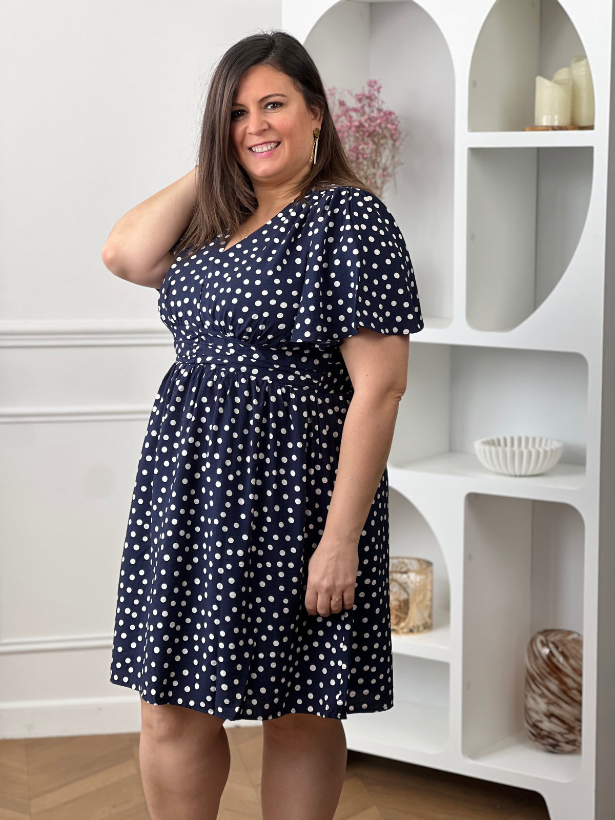 Cette robe courte à pois séduit et son joli col V qui met subtilement en valeur le décolleté. À la fois fraîche et féminine, elle est idéale pour un look léger et plein de charme. Elle est idéale pour un look féminin avec ses motifs floraux.