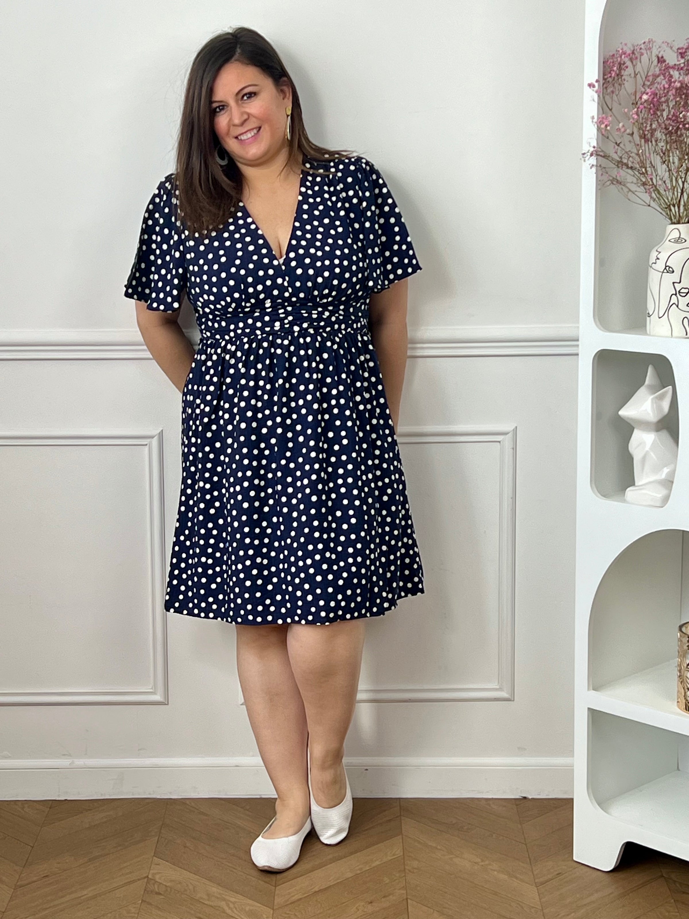 Cette robe courte à pois séduit et son joli col V qui met subtilement en valeur le décolleté. À la fois fraîche et féminine, elle est idéale pour un look léger et plein de charme. Elle est idéale pour un look féminin avec ses motifs floraux.