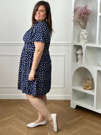 Cette robe courte à pois séduit et son joli col V qui met subtilement en valeur le décolleté. À la fois fraîche et féminine, elle est idéale pour un look léger et plein de charme. Elle est idéale pour un look féminin avec ses motifs floraux.