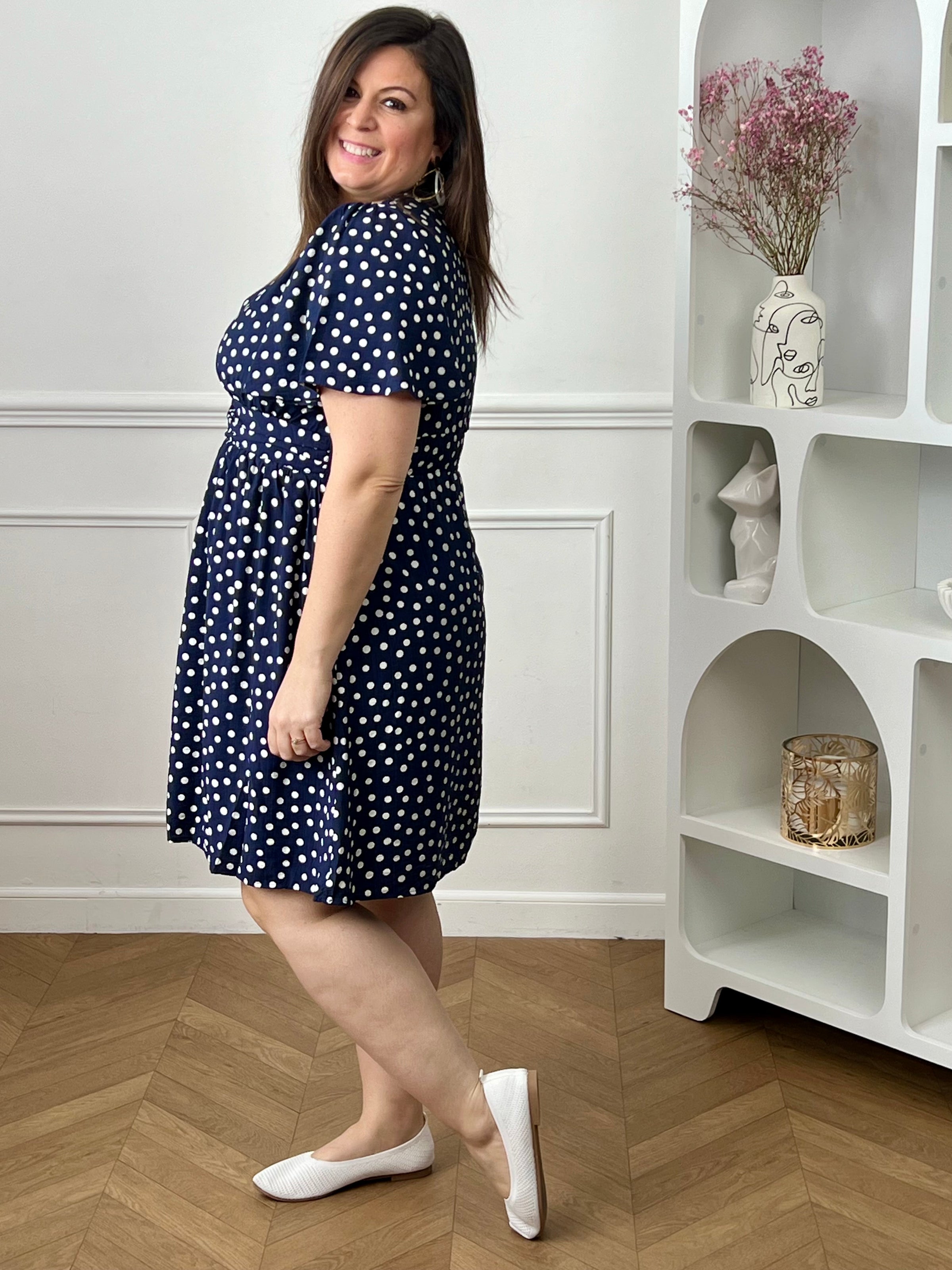 Cette robe courte à pois séduit et son joli col V qui met subtilement en valeur le décolleté. À la fois fraîche et féminine, elle est idéale pour un look léger et plein de charme. Elle est idéale pour un look féminin avec ses motifs floraux.