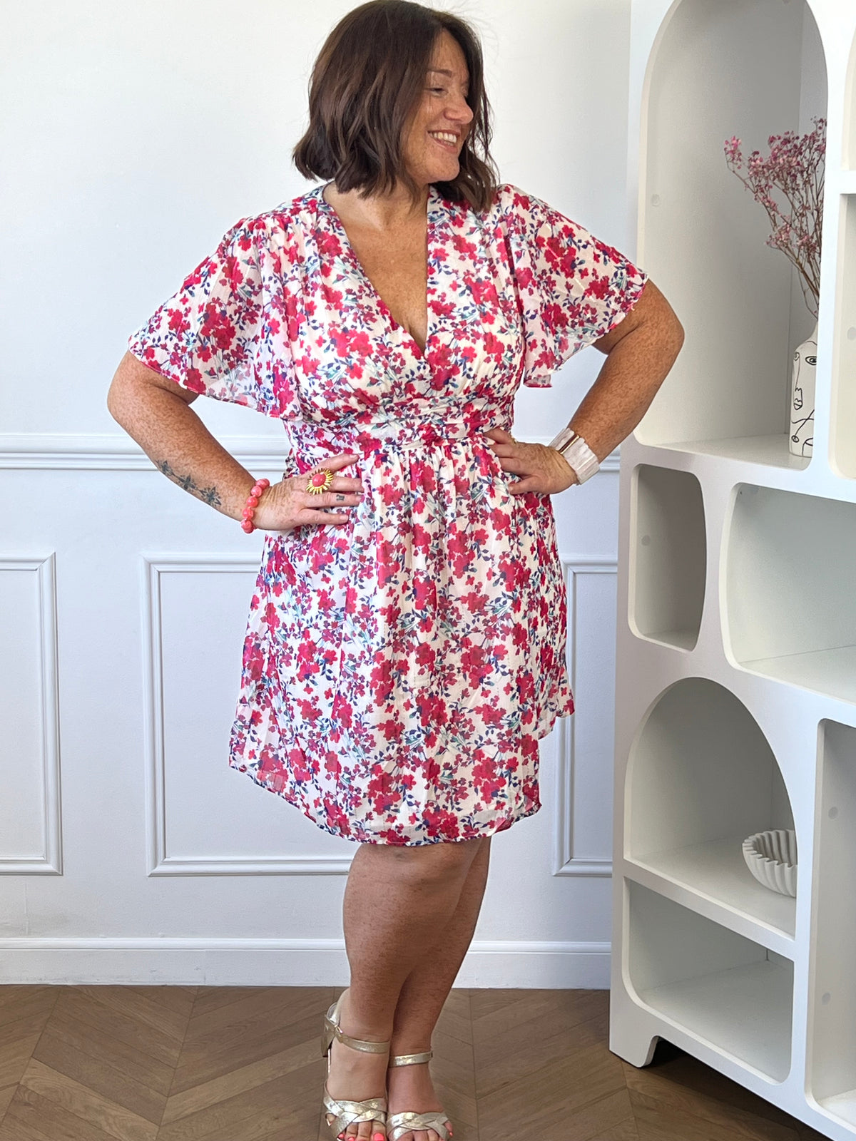 Robe courte fleurie grande taille Ilia motifs fleurs blanc rose bleu violet col V – Loïcia
