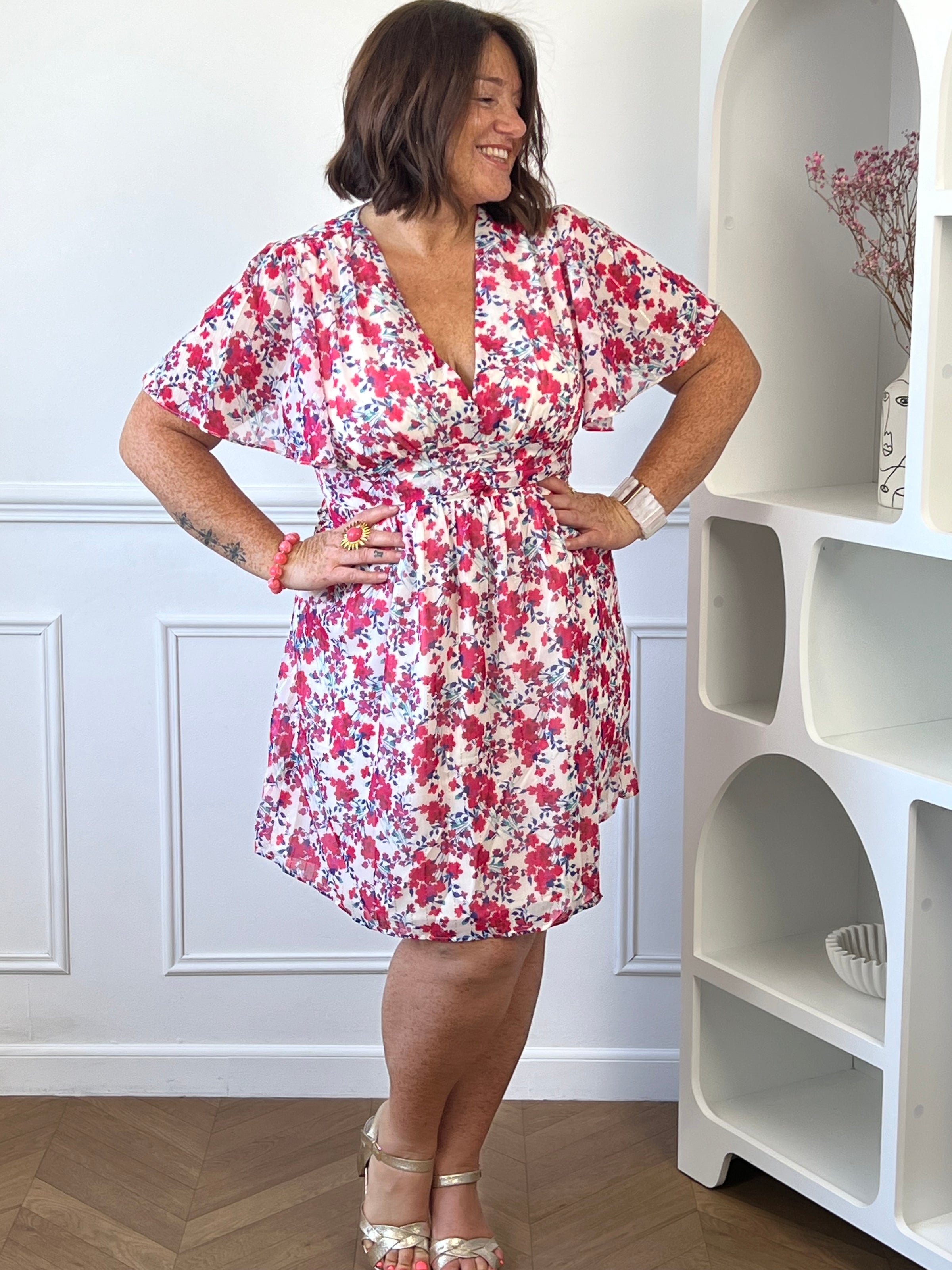 Robe courte fleurie grande taille Ilia motifs fleurs blanc rose bleu violet col V – Loïcia
