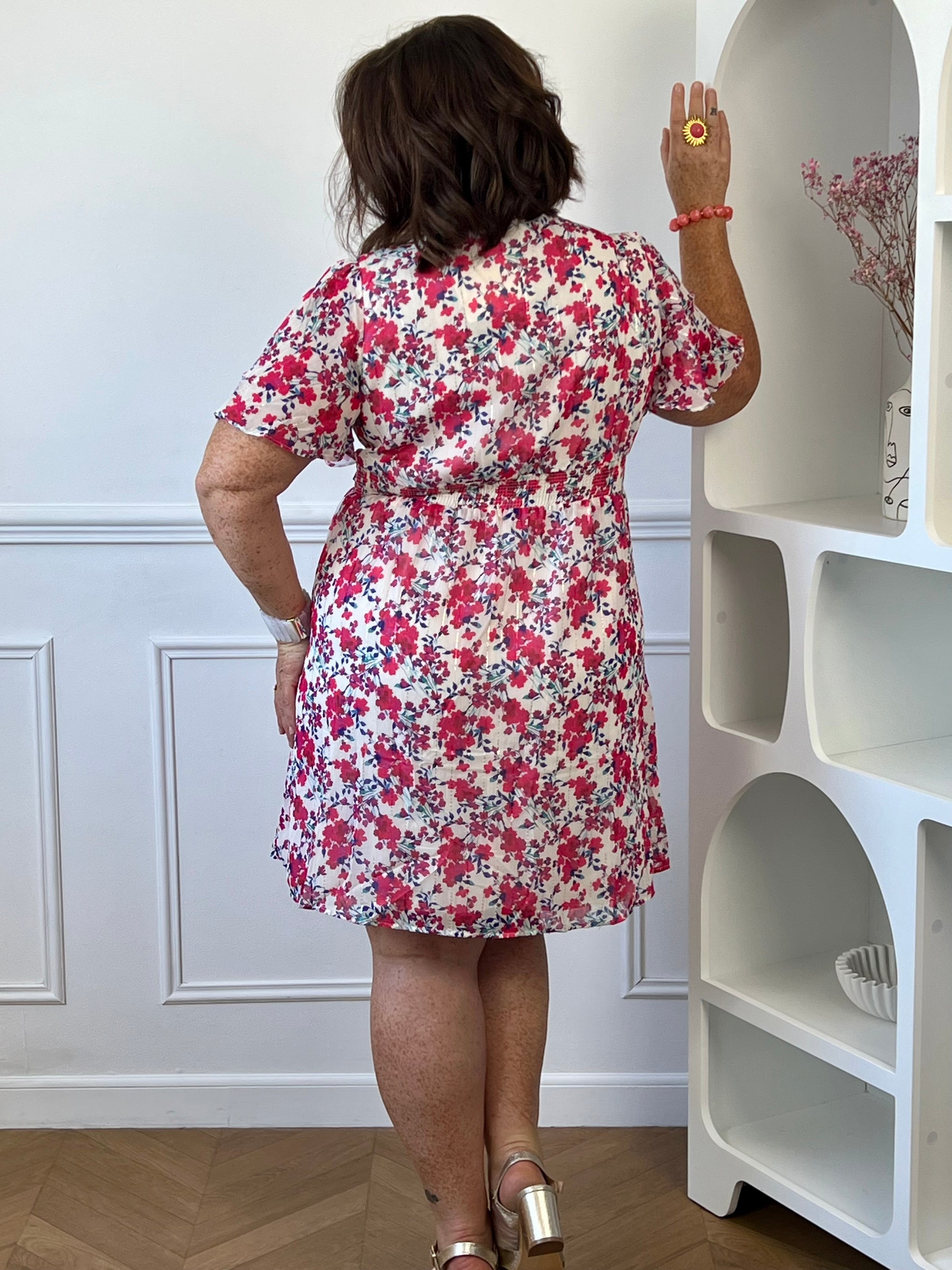 Robe courte curve motifs floraux manches courtes vue de face – Loïcia