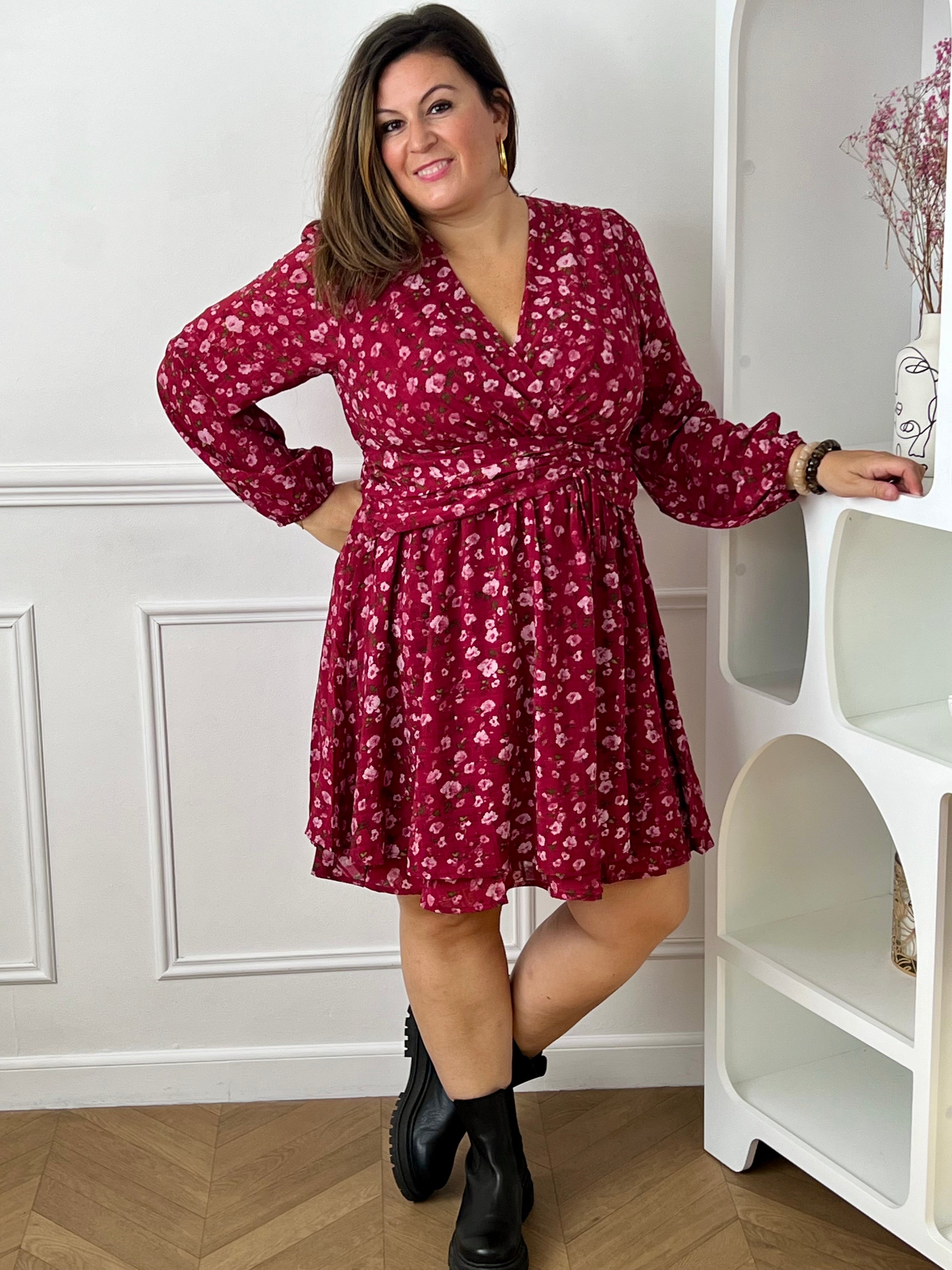 Robe à motifs grande taille pour femme dans les tons rouge, rose et vert.