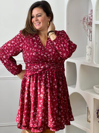 Robe fleurie grande taille à col cache-cœur avec pois noirs.