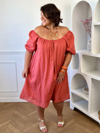 Robe courte curve terracotta manches bouffantes élastiquées vue de face – Loïcia
