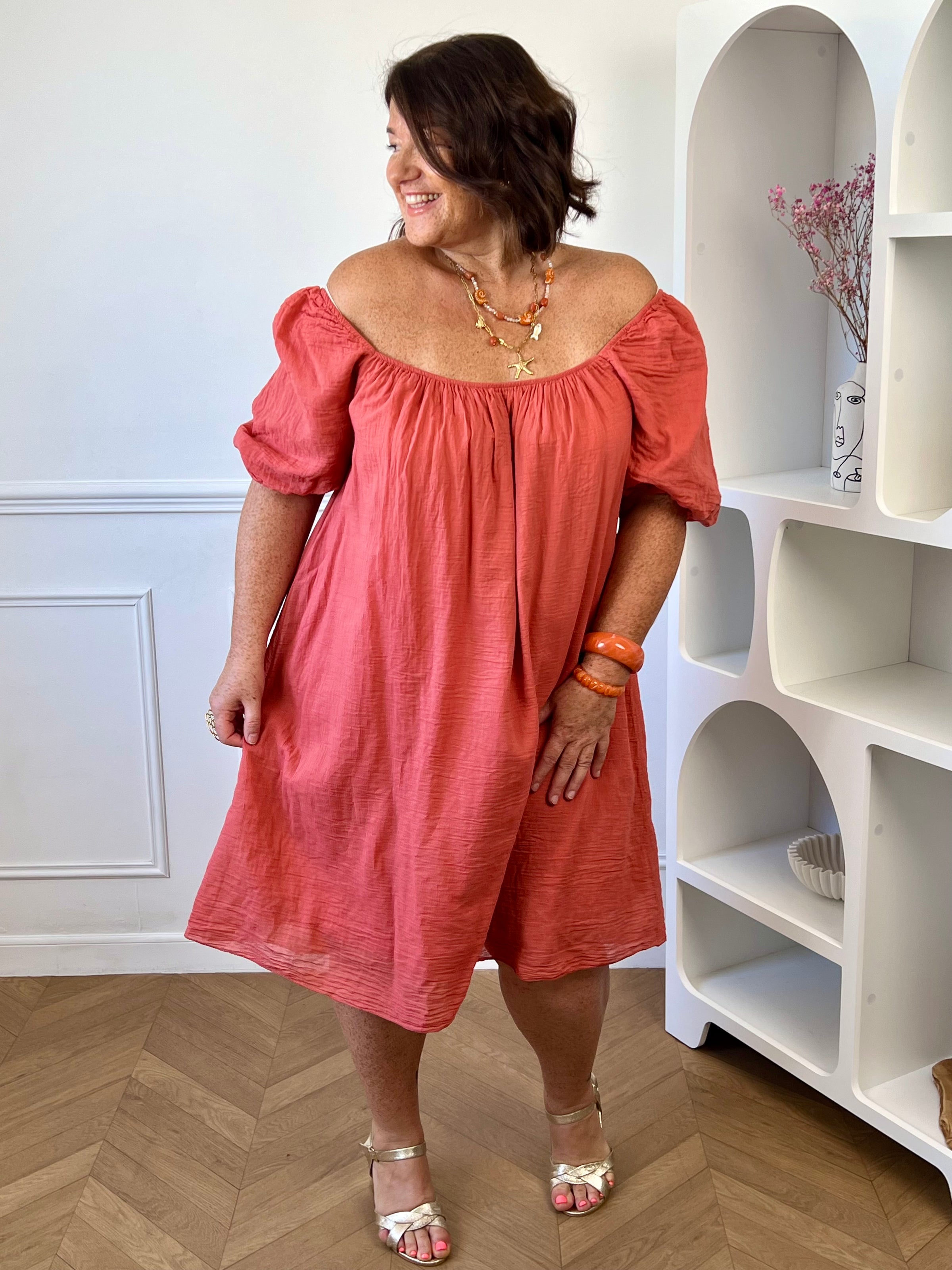 Robe courte curve terracotta manches bouffantes élastiquées vue de face – Loïcia
