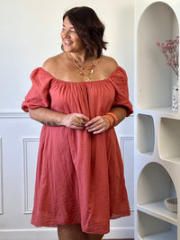 Robe terracotta grande taille Made in Italy portée vue de dos – Loïcia
