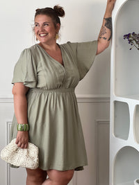 Robe courte vert sauge grande taille pour femme à manches courtes.