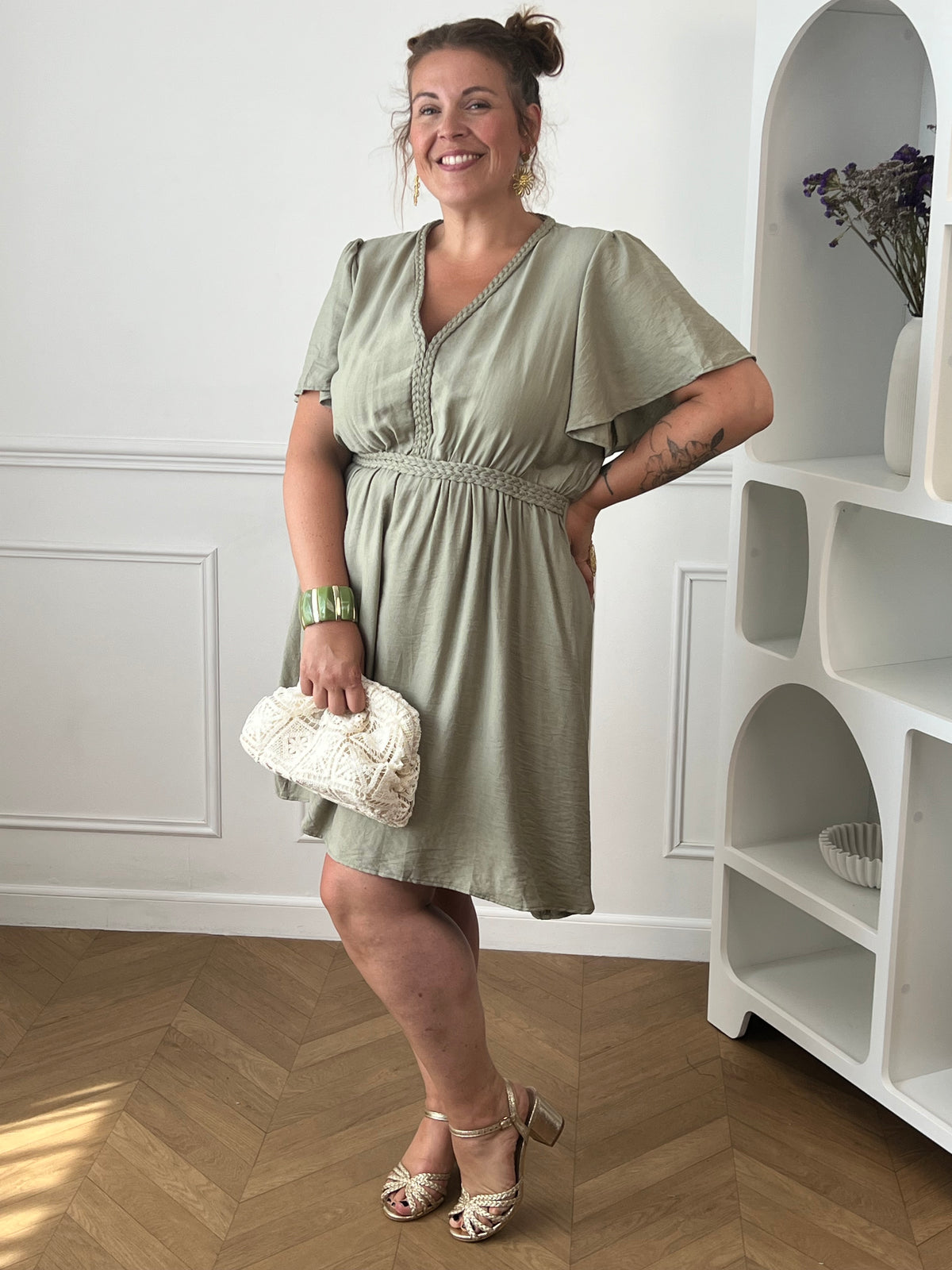 Robe grande taille à col V avec détails tressés sur le devant.