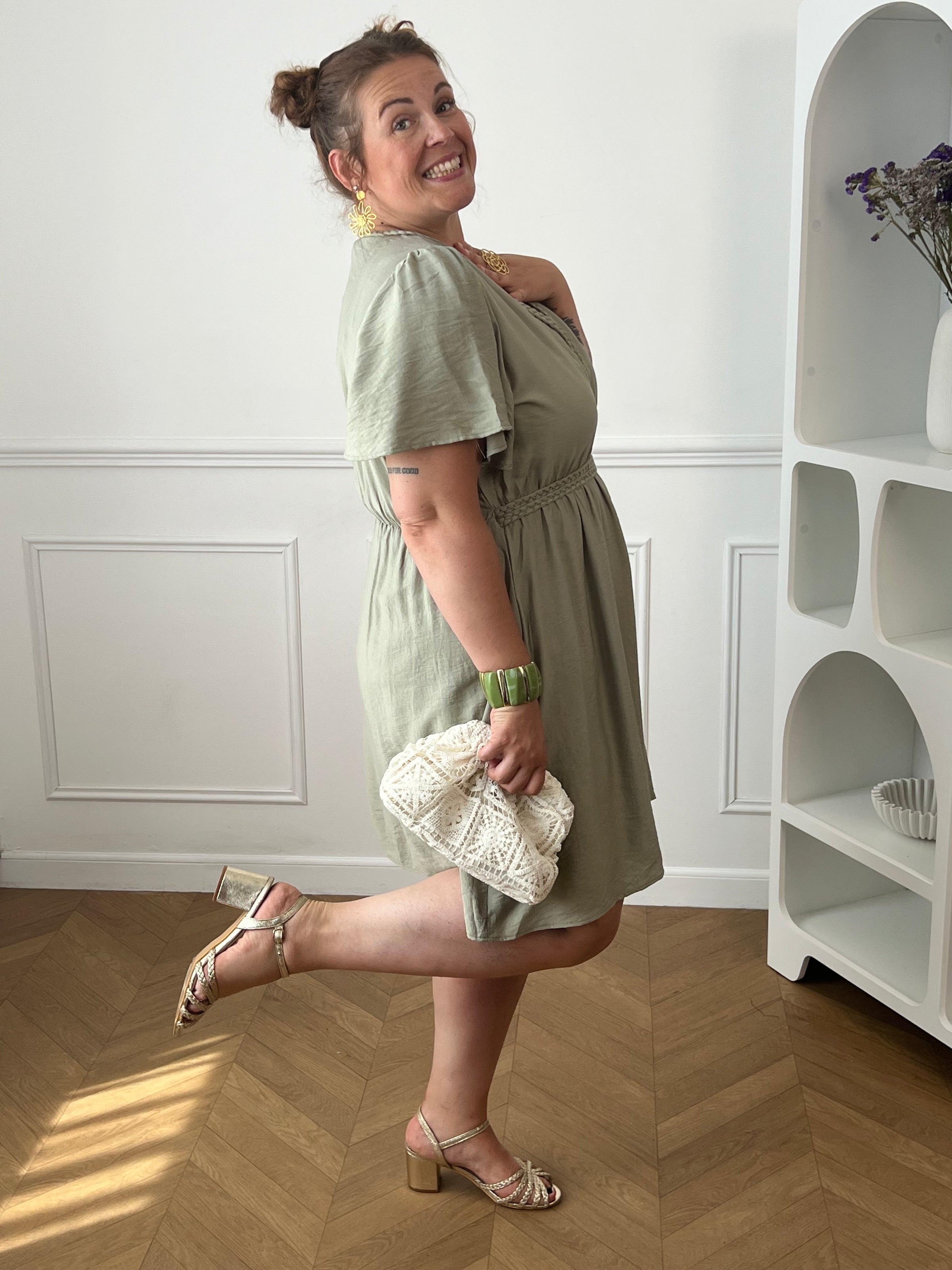 Robe courte féminine avec tresses décoratives à la taille et au col.