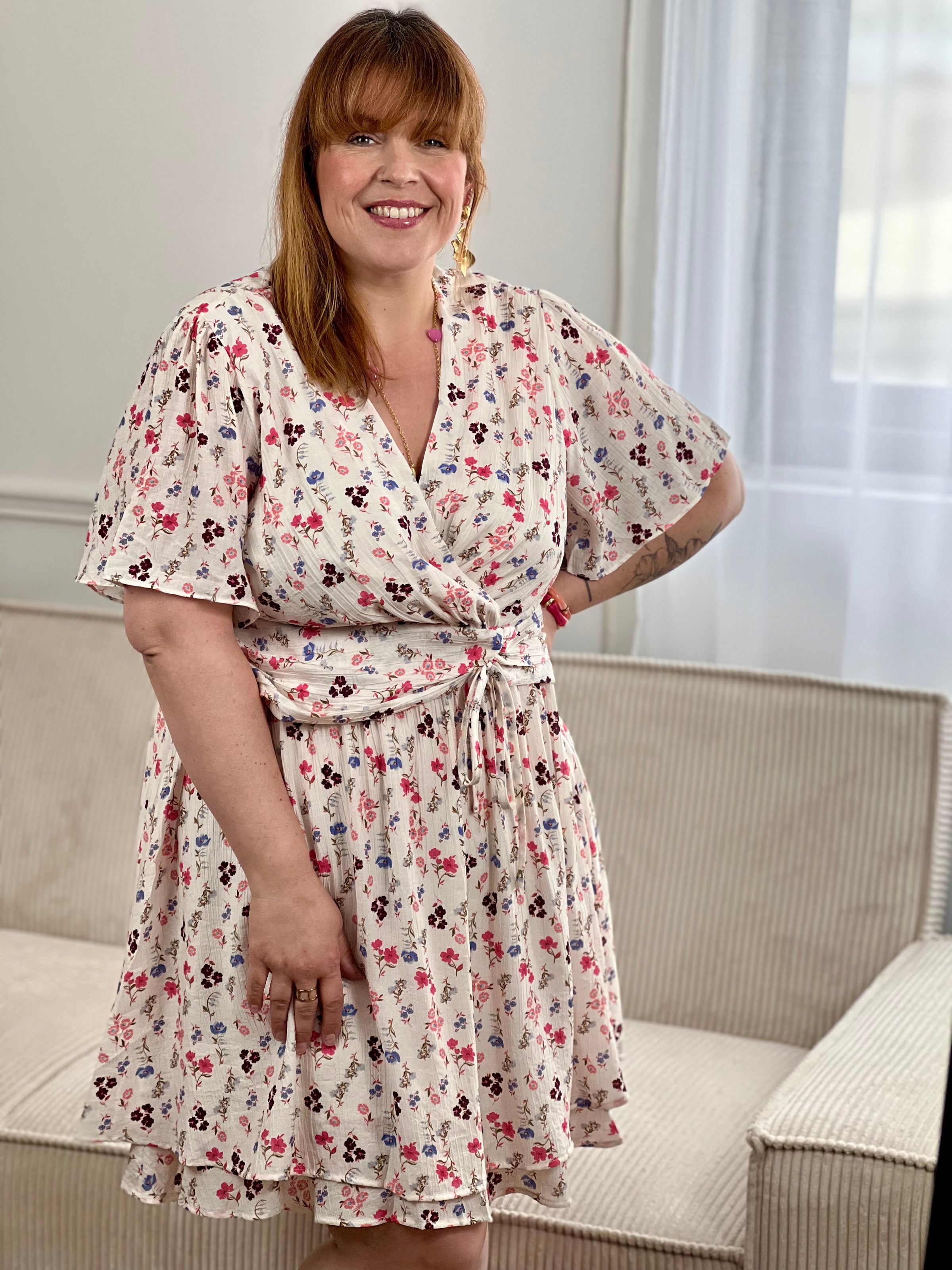 Craquez pour cette robe écrue à motifs grande taille femme, féminine et pleine de douceur. Dotée de manches courtes et d’un col cache-cœur, elle met en valeur la silhouette. Son élastique au dos et aux poignets assure confort et maintien. Doublée (sauf aux manches) et agrémentée d’un lien factice à nouer à l’avant, elle est sublimée par ses motifs fleuris aux tons rose, bleu, vert et bordeaux