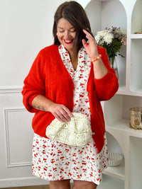 Robe à motifs femme grande taille, parfaite pour une allure féminine et colorée. Avec ses manches courtes, son col chemise ouvert en V et sa coupe ample, elle offre confort et élégance au quotidien. Dotée de deux poches poitrine et de deux poches latérales, elle allie style et praticité. Ses motifs fleuris aux tons écru, rouge, orange, vert et violet apportent une touche lumineuse et tendance, tandis que les boutons dorés aux poignets ajoutent une finition raffinée. Confectionnée en 100% coton, cette robe e