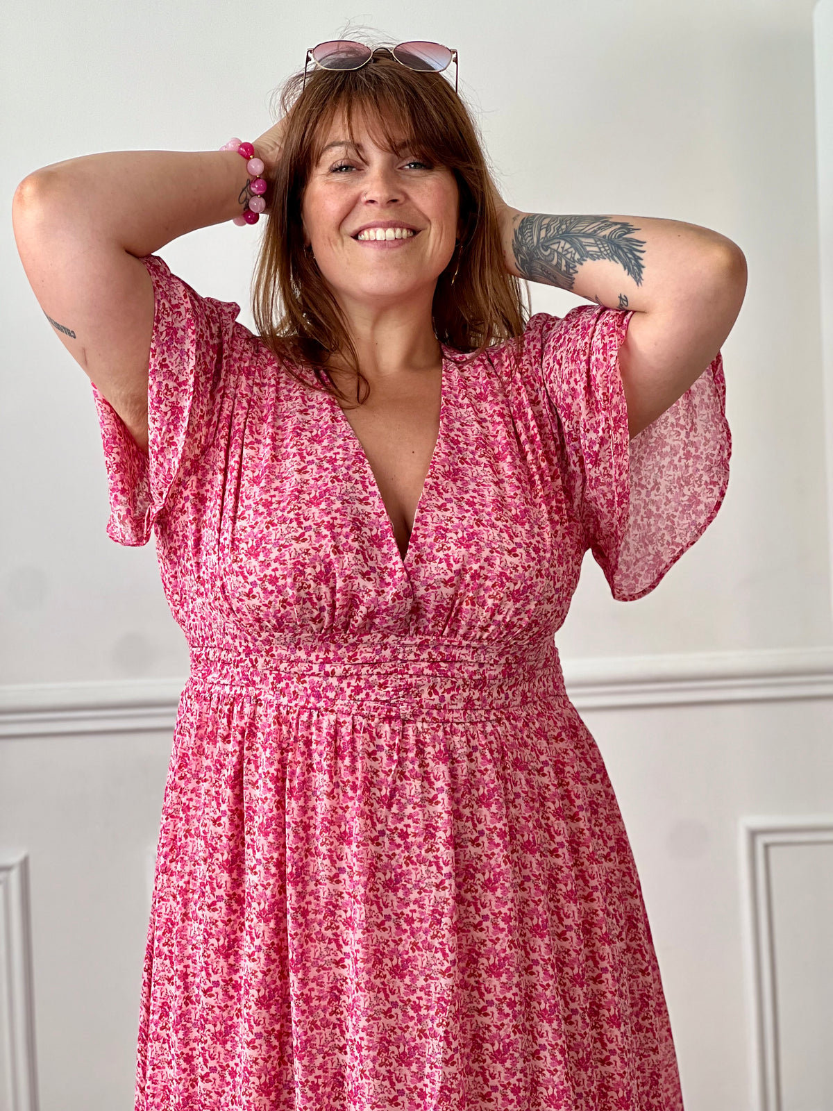 Apportez une touche de couleur et de féminité à votre dressing avec cette robe longue grande taille à motifs fleuris. Son col V et ses manches courtes lui confèrent une allure élégante et légère, tandis que sa taille élastiquée au dos assure un confort optimal et une silhouette harmonieuse. Doublée sur le corps pour plus d’aisance, elle reste légèrement transparente au niveau des manches pour un effet aérien.