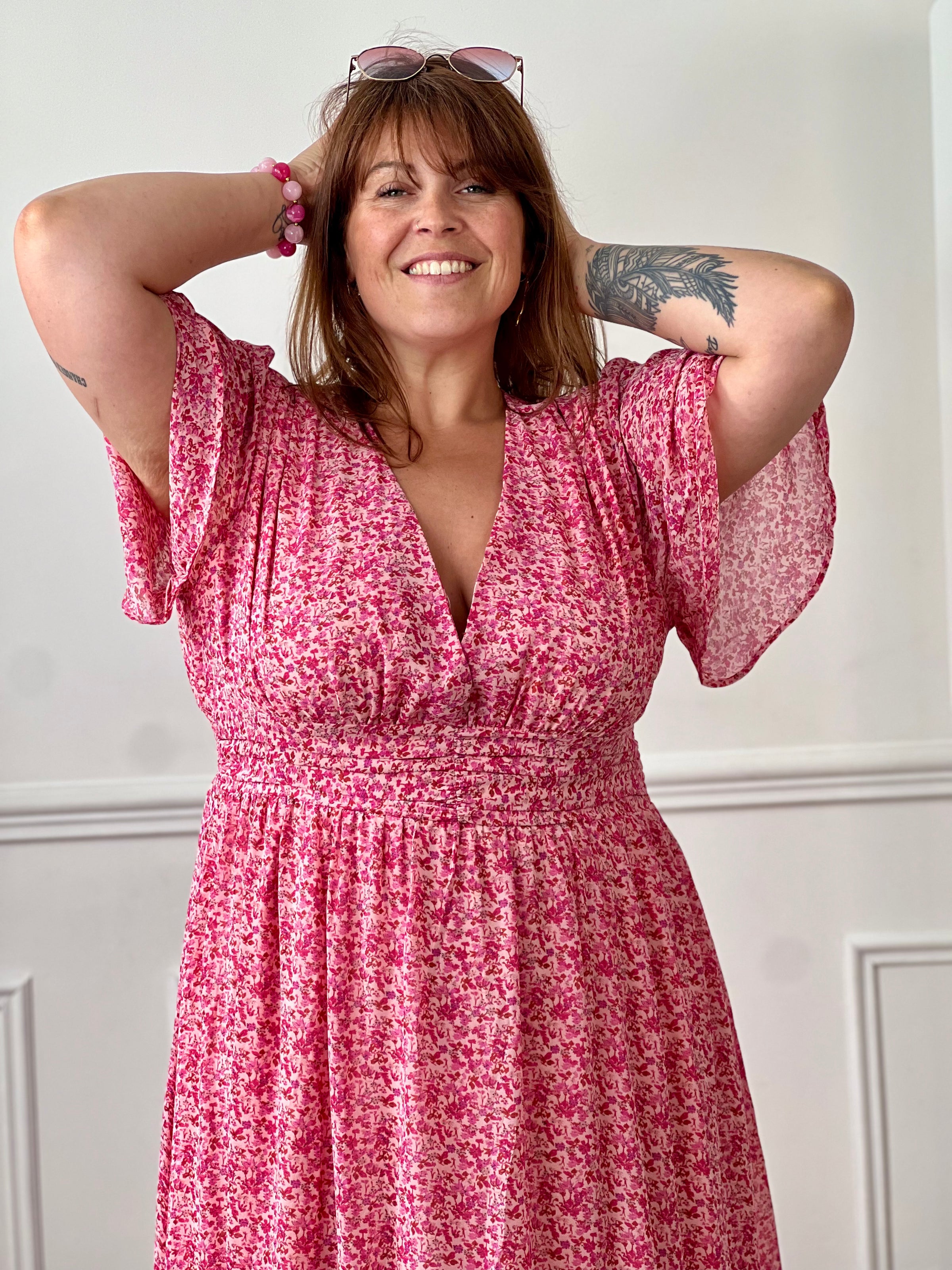 Apportez une touche de couleur et de féminité à votre dressing avec cette robe longue grande taille à motifs fleuris. Son col V et ses manches courtes lui confèrent une allure élégante et légère, tandis que sa taille élastiquée au dos assure un confort optimal et une silhouette harmonieuse. Doublée sur le corps pour plus d’aisance, elle reste légèrement transparente au niveau des manches pour un effet aérien.