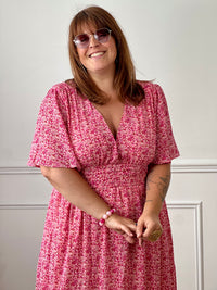 Apportez une touche de couleur et de féminité à votre dressing avec cette robe longue grande taille à motifs fleuris. Son col V et ses manches courtes lui confèrent une allure élégante et légère, tandis que sa taille élastiquée au dos assure un confort optimal et une silhouette harmonieuse. Doublée sur le corps pour plus d’aisance, elle reste légèrement transparente au niveau des manches pour un effet aérien.