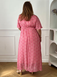 Apportez une touche de couleur et de féminité à votre dressing avec cette robe longue grande taille à motifs fleuris. Son col V et ses manches courtes lui confèrent une allure élégante et légère, tandis que sa taille élastiquée au dos assure un confort optimal et une silhouette harmonieuse. Doublée sur le corps pour plus d’aisance, elle reste légèrement transparente au niveau des manches pour un effet aérien.