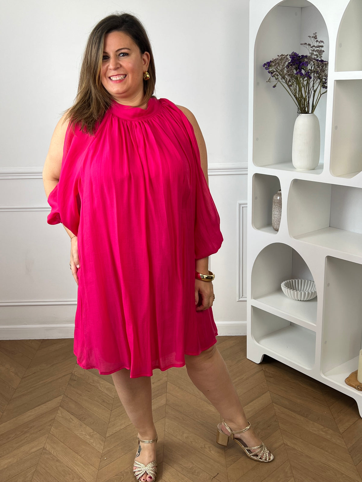 Blouse fluide fuchsia à manches longues, idéale pour une allure élégante et moderne. Son col montant et ses ouvertures au niveau des bras apportent une touche originale et féminine. Dotée d’une ouverture au dos avec bouton et d’une doublure (sauf aux manches), elle offre confort et légèreté. Facile à porter, cette chemise beige s’adapte parfaitement à un look chic du quotidien.