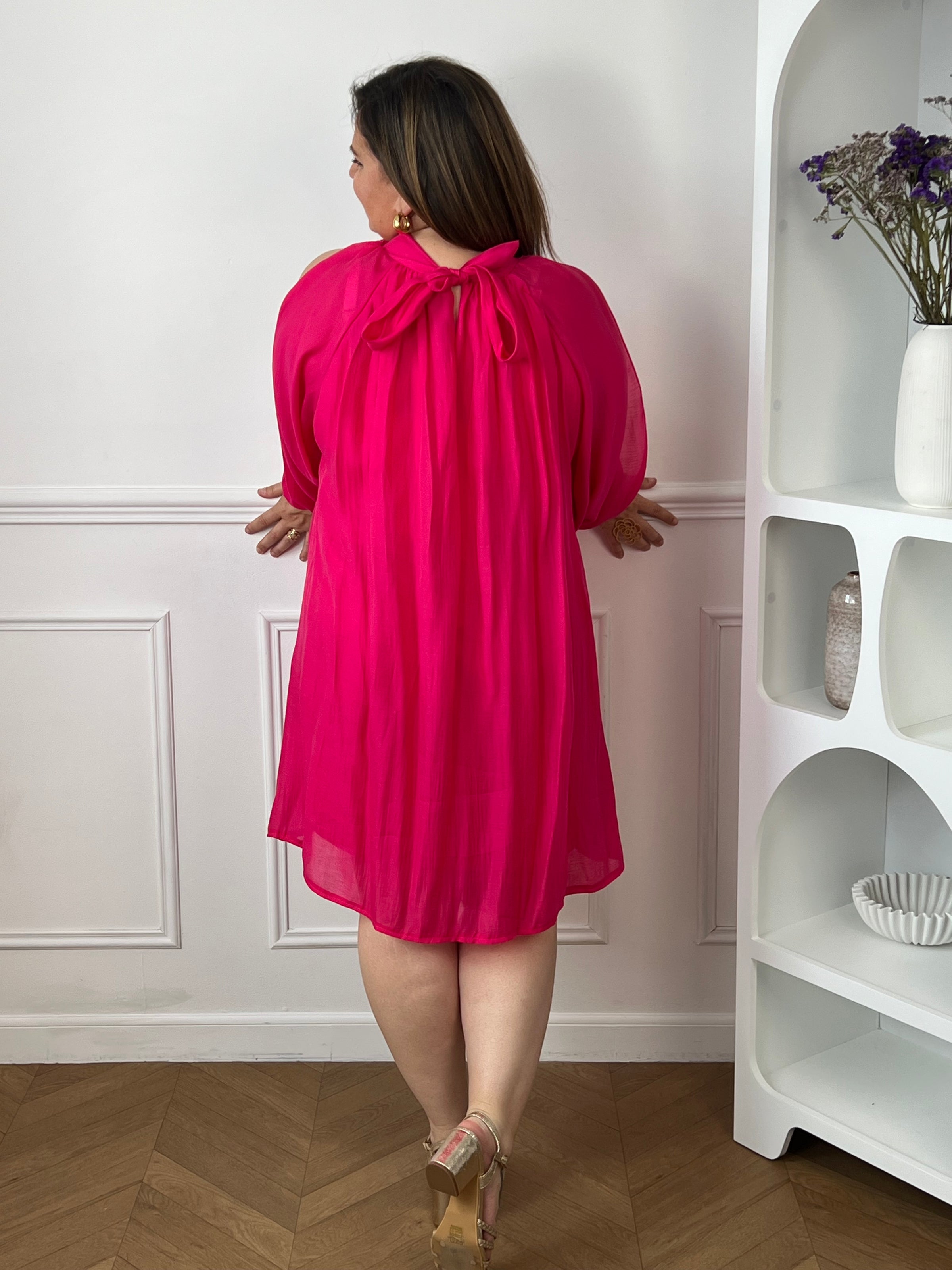 Blouse fluide fuchsia à manches longues, idéale pour une allure élégante et moderne. Son col montant et ses ouvertures au niveau des bras apportent une touche originale et féminine. Dotée d’une ouverture au dos avec bouton et d’une doublure (sauf aux manches), elle offre confort et légèreté. Facile à porter, cette chemise beige s’adapte parfaitement à un look chic du quotidien.