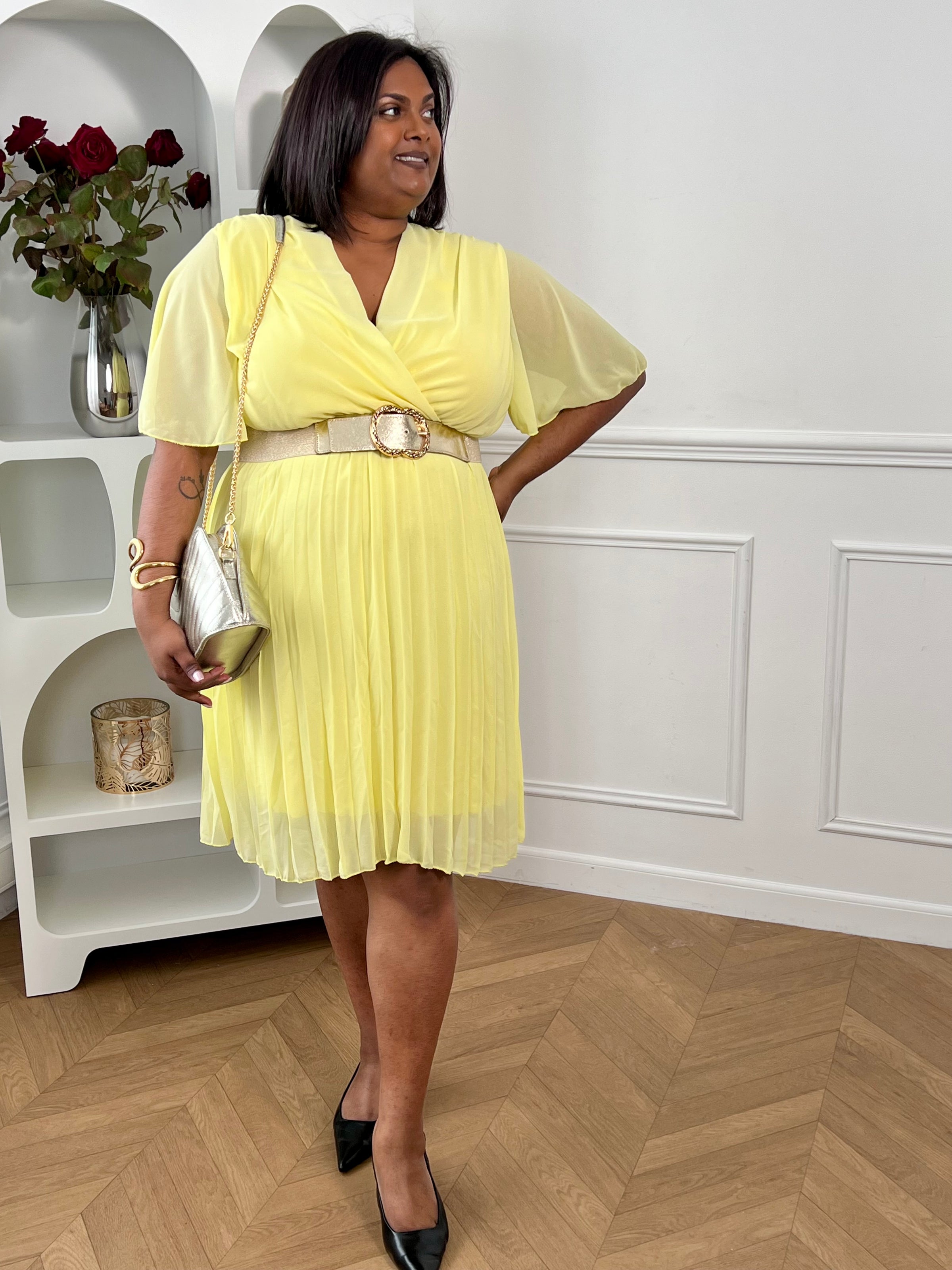 La robe Ophélie, avec une coupe ample, offre une esthétique élégante et confortable. La texture plissée ajoute une touche de mouvement et de style, tandis que la couleur jaune apporte une note solaire. Cette pièce est idéale pour des occasions décontractées ou plus habillées, permettant aux femmes de grande taille de rayonner avec confiance dans une robe chic et flatteuse.