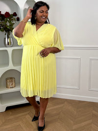 La robe Ophélie, avec une coupe ample, offre une esthétique élégante et confortable. La texture plissée ajoute une touche de mouvement et de style, tandis que la couleur jaune apporte une note solaire. Cette pièce est idéale pour des occasions décontractées ou plus habillées, permettant aux femmes de grande taille de rayonner avec confiance dans une robe chic et flatteuse.