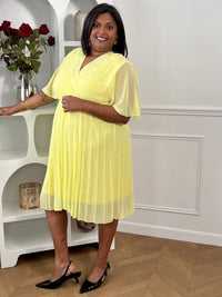 La robe Ophélie, avec une coupe ample, offre une esthétique élégante et confortable. La texture plissée ajoute une touche de mouvement et de style, tandis que la couleur jaune apporte une note solaire. Cette pièce est idéale pour des occasions décontractées ou plus habillées, permettant aux femmes de grande taille de rayonner avec confiance dans une robe chic et flatteuse.