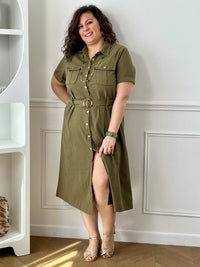 Adoptez cette robe en coton grande taille, à la fois confortable et structurée. Dotée d’un col chemise et de manches courtes avec revers, elle se ferme par des boutons. Sa ceinture amovible avec passants permet de marquer la taille. En kaki, c’est une pièce intemporelle facile à porter au quotidien.