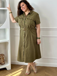 Adoptez cette robe en coton grande taille, à la fois confortable et structurée. Dotée d’un col chemise et de manches courtes avec revers, elle se ferme par des boutons. Sa ceinture amovible avec passants permet de marquer la taille. En kaki, c’est une pièce intemporelle facile à porter au quotidien.