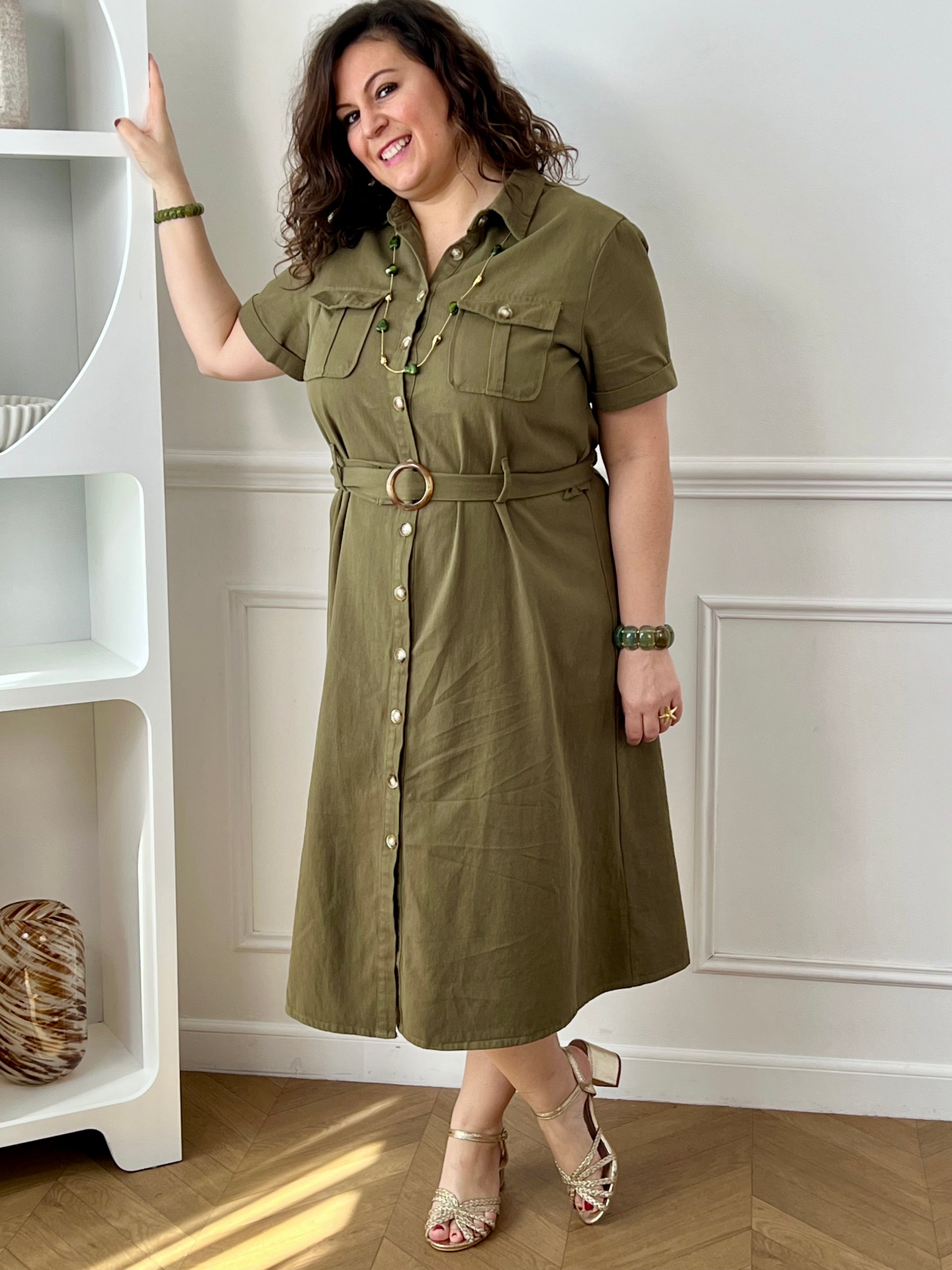 Adoptez cette robe en coton grande taille, à la fois confortable et structurée. Dotée d’un col chemise et de manches courtes avec revers, elle se ferme par des boutons. Sa ceinture amovible avec passants permet de marquer la taille. En kaki, c’est une pièce intemporelle facile à porter au quotidien.