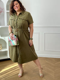 Adoptez cette robe en coton grande taille, à la fois confortable et structurée. Dotée d’un col chemise et de manches courtes avec revers, elle se ferme par des boutons. Sa ceinture amovible avec passants permet de marquer la taille. En kaki, c’est une pièce intemporelle facile à porter au quotidien.