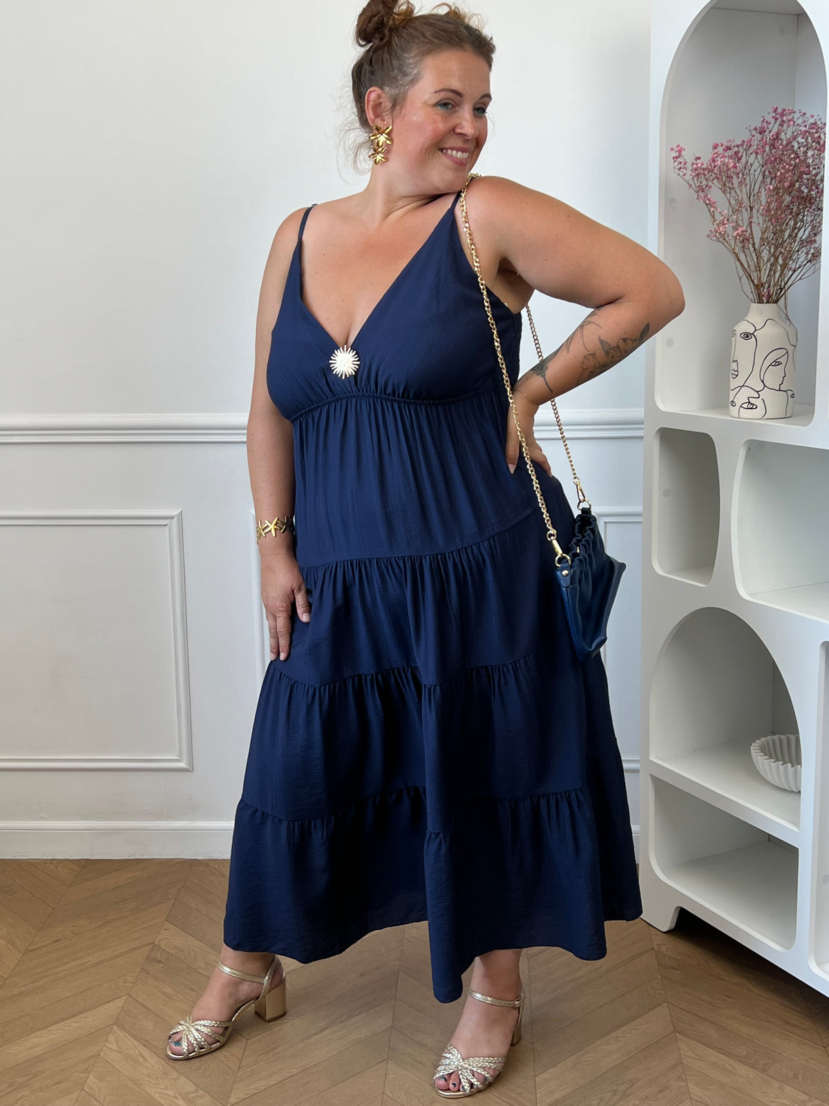 Robe longue bleu marine grande taille Loetitia col V bretelles réglables broche dorée – Loïcia
