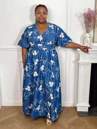 Craquez pour cette robe longue en coton grande taille femme, parfaite pour une allure élégante et confortable. Dotée d'un col V, de manches courtes et d'une taille élastiquée au dos, elle met en valeur la silhouette. Ses délicats motifs fleurs brodés dans des tons bleu marine et écru apportent une touche raffinée, idéale pour la belle saison.