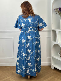 Craquez pour cette robe longue en coton grande taille femme, parfaite pour une allure élégante et confortable. Dotée d'un col V, de manches courtes et d'une taille élastiquée au dos, elle met en valeur la silhouette. Ses délicats motifs fleurs brodés dans des tons bleu marine et écru apportent une touche raffinée, idéale pour la belle saison.