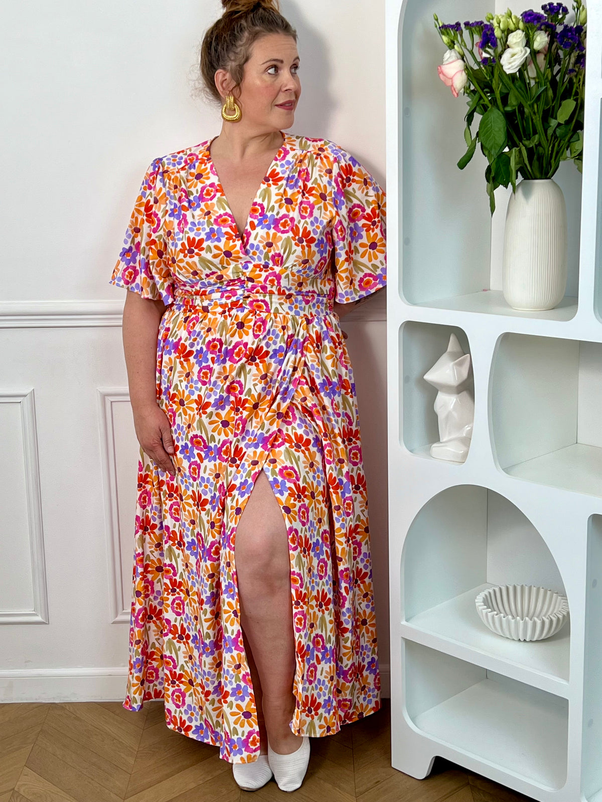 Robe longue grande taille femme, idéale pour une allure féminine et élégante. Dotée de manches courtes et d’un col cache-cœur, elle met en valeur la silhouette avec raffinement. Sa taille élastiquée au dos assure un confort optimal. Cette robe colorée est parfaite pour un look chic et tendance.